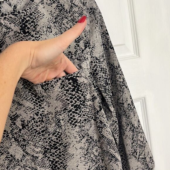 Joie Silk Vintage Gray Reptile Print Long Sleeve Blouse Size Medium - Picture 5 of 8